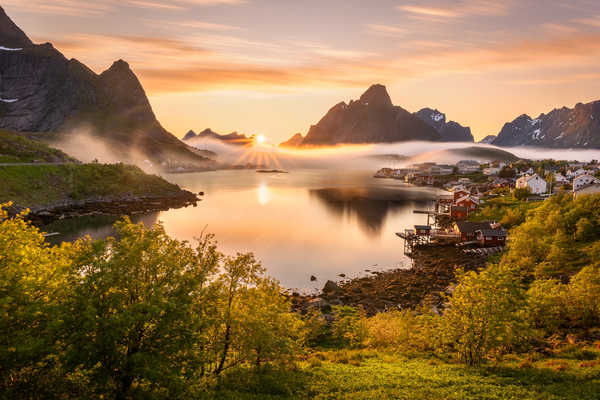 poster pegunungan Lofoten Norway Scenery Mountains Reine Fog Sun Bay 1Z