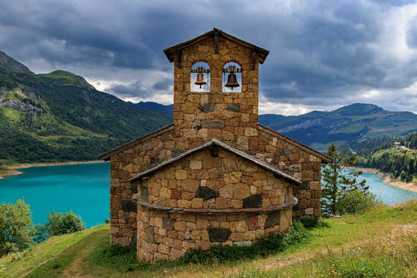 poster gunung Mountains Lake France Savoie Chapelle de Roselend 1Z