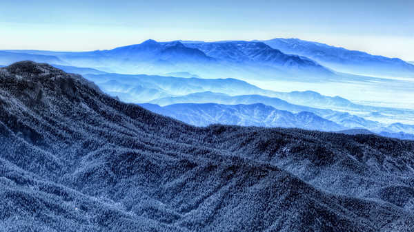 poster gunung mountains blue fog 4k WPS