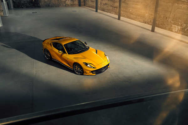 Poster Mobil Ferrari Ferrari 812 Superfast APC028