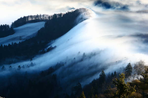 poster pemandangan alam gunung foggy mountains belchenflue switzerland 4k 8k WPS