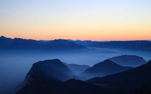 poster gunung sunrise morning fog mountain range dawn 4k WPS