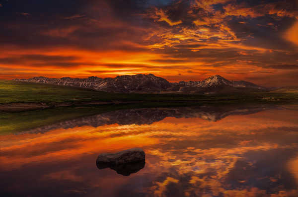 Poster Pemandangan Gunung dusk twilight mountains lake reflection hd 5k WPS