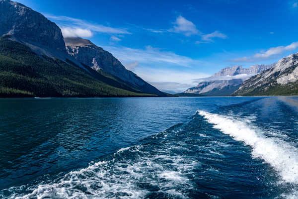 poster pemandangan alam gunung Canada Mountains Lake Waves Lake Minnewanka 1Z