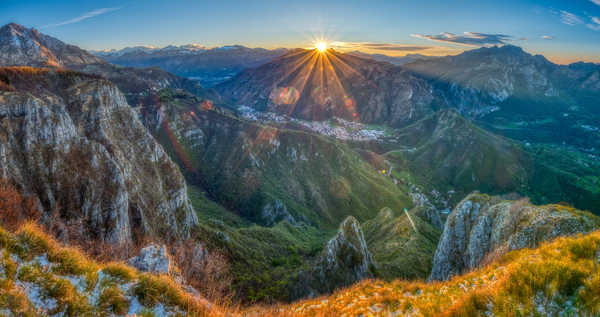 poster pegunungan France Mountains Scenery Pyrenees Sun Grass Rays 1Z