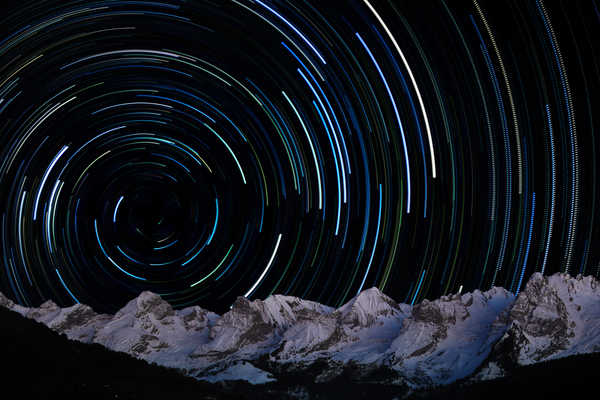 poster gunung star trail mountain range 4k WPS