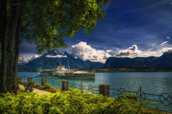 poster pemandangan alam gunung Switzerland Lake Riverboat Mountains Oberhofen 1Z