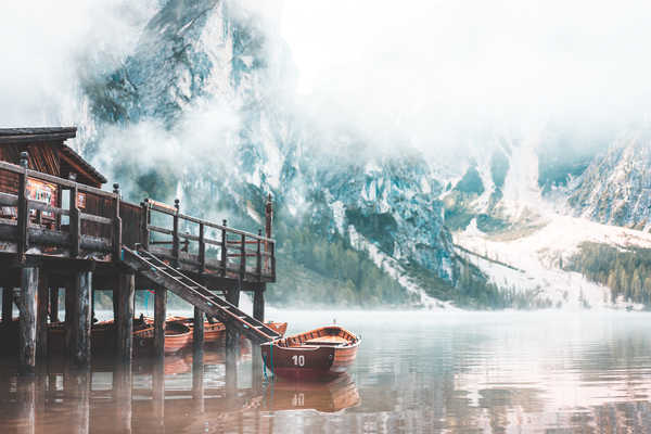 Poster Pemandangan Gunung Boats Lake Mountains Italy Lake Braies Fog 1Z