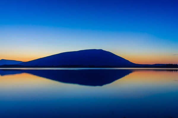 Poster Pemandangan Gunung mountain silhouette lake reflection hd 5k WPS