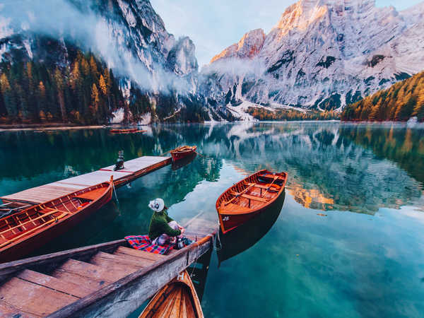 poster pemandangan alam gunung Mountains Italy Lake Boats Marinas Lago di Braies 1Z