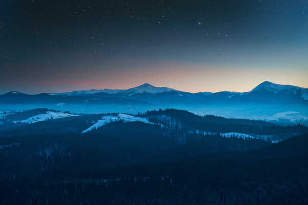 Poster Pemandangan Gunung mountains twilight foggy forest 4k WPS