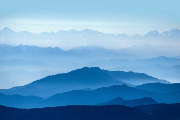 poster pemandangan alam gunung mountains landscape sky blue layers 4k WPS