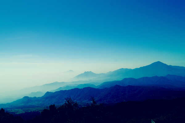 poster pemandangan alam gunung mountains blue gradient 5k WPS