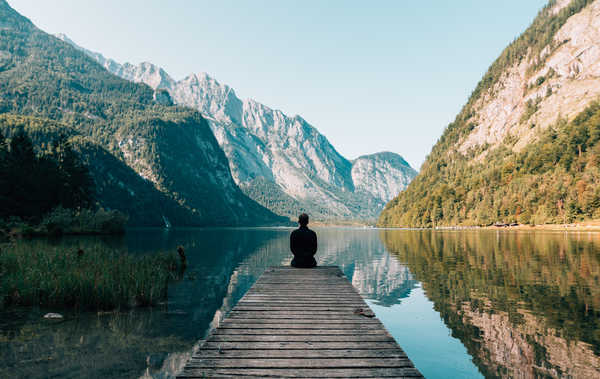 Poster Pemandangan Gunung Mountains Lake Men Back view Sitting 1Z