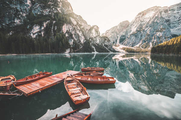 poster pegunungan Lake Italy Mountains Marinas Boats Lake Braies 1Z