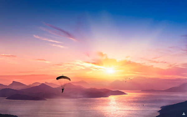 Poster Pemandangan Gunung parasailing sunset mountains river hd 4k WPS