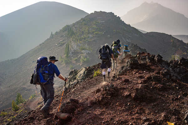 Poster Pemandangan Gunung Mountains Men Tourist Tourism Stroll Back view 1Z