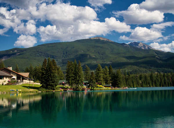 poster pegunungan Canada Parks Lake Houses Mountains Jasper Park 1Z