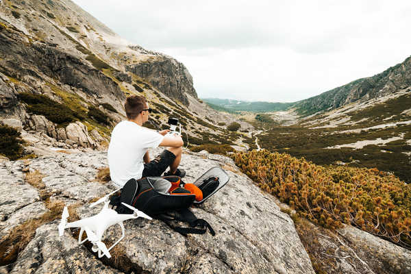 Poster Pemandangan Gunung Men Mountains Quadcopter Crag Sitting Backpack 1Z