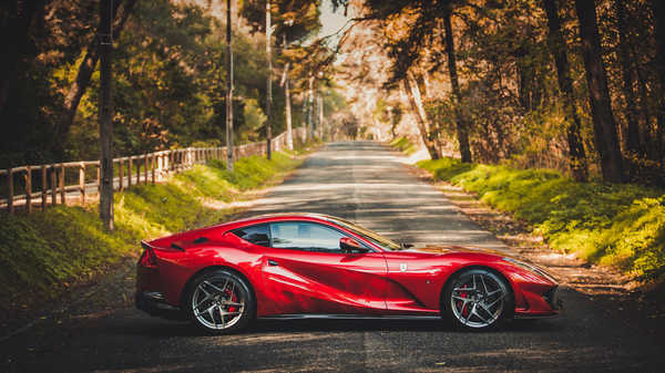 Poster Mobil Ferrari Ferrari 812 Superfast APC038