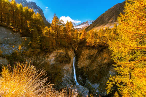 poster gunung french alps mountains waterfall 4k WPS