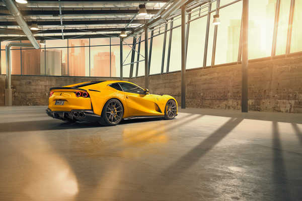 Poster Mobil Ferrari Ferrari 812 Superfast APC032