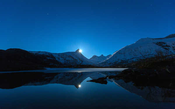 poster pemandangan alam gunung moon blue night moonlight mountains lake reflections WPS