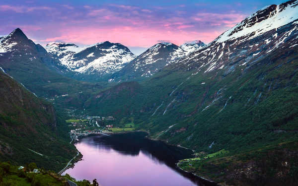 poster pemandangan alam gunung geiranger mountains village fjord norway 4k WPS