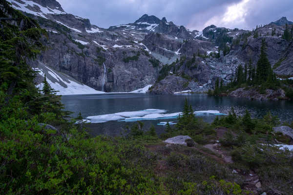 Poster Pemandangan Gunung Canada Mountains Lake Glacier Lake Snow Spruce 1Z