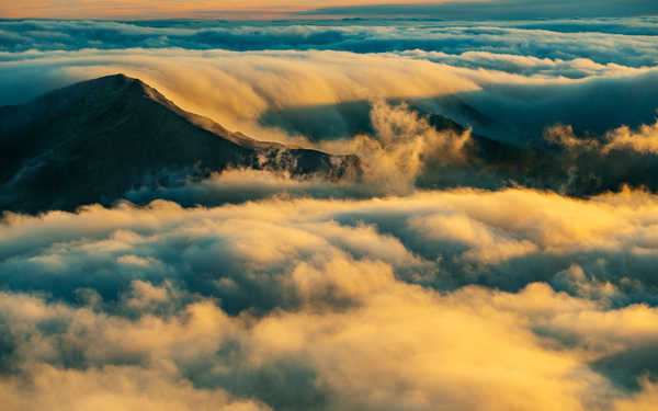 poster gunung above clouds mountain peak 4k WPS