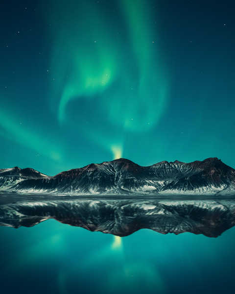 Poster Pemandangan Gunung aurora sky northern lights mountains landscape iceland 5k WPS