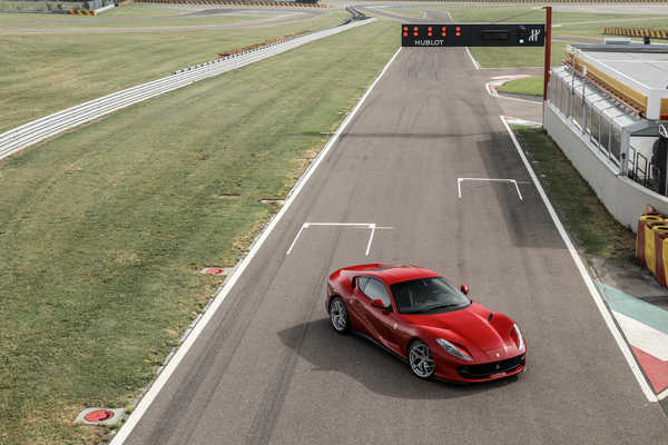 Poster Mobil Ferrari Ferrari 812 Superfast APC023