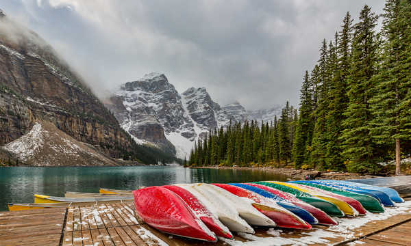 Poster Pemandangan Gunung Canada Parks Lake Boats Mountains Forests Moraine 1Z