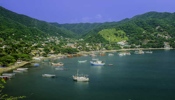 poster pemandangan alam gunung Colombia Coast Mountains Boats Houses Motorboat 1Z