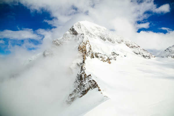 poster pemandangan alam gunung mountain summit winter clouds 5k WPS