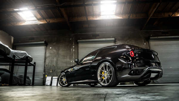 Poster Mobil Ferrari FFBlack 1ZM Poster Mobil Ferrari FFBlack 1ZM