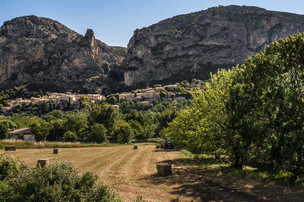 poster pegunungan Italy Mountains Houses Moustiers Sainte Marie 1Z