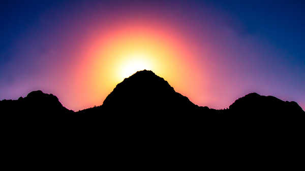 poster pegunungan sunset mountains silhouette hd 5k WPS