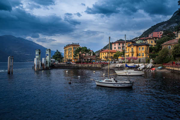 poster gunung Italy Sea Houses Boats Mountains Lombardy Varenna 1Z