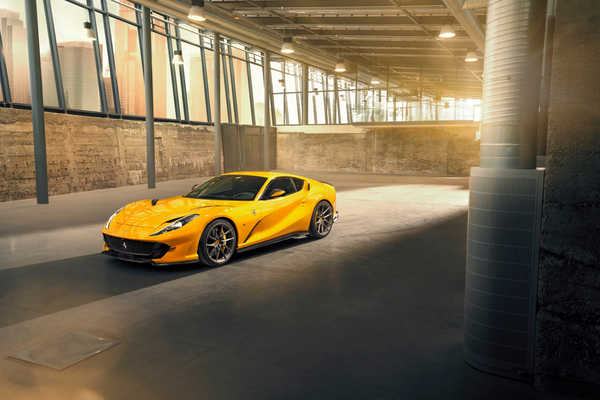 Poster Mobil Ferrari Ferrari 812 Superfast APC036