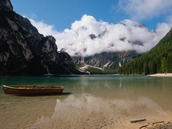 poster pemandangan alam gunung Italy Lake Boats Mountains Lake Braies Clouds 1Z