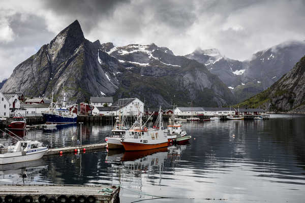 Poster Pemandangan Gunung Norway Marinas Lake Mountains Motorboat Reine 1Z